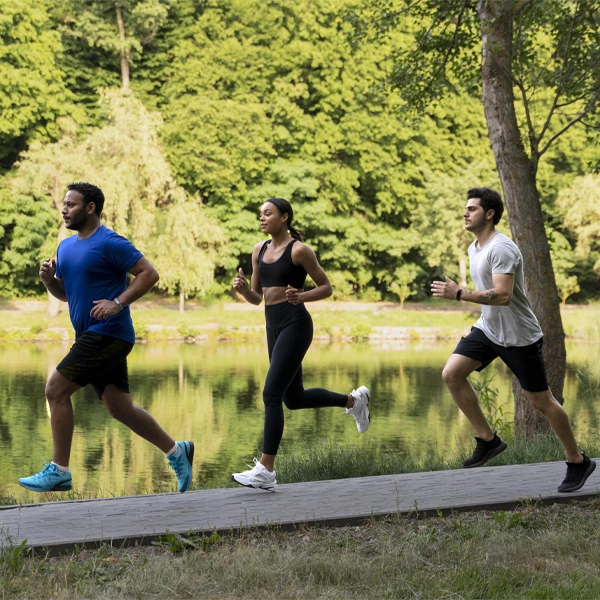 Correre fa bene, allunga la vita e toglie la fame persone che corrono lungo la riva del lago