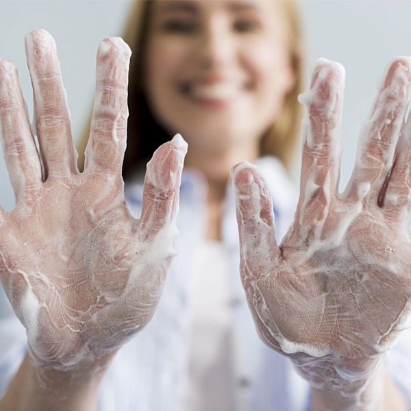 Micosi o infezioni da funghi come prevenirle e curarle ragazza che si deterge le mani per curare la micosi